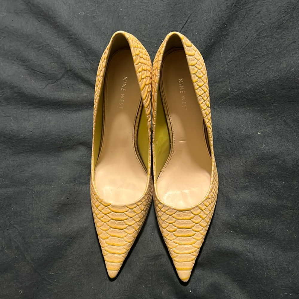 Nine West new croco embossed leather pumps. 10